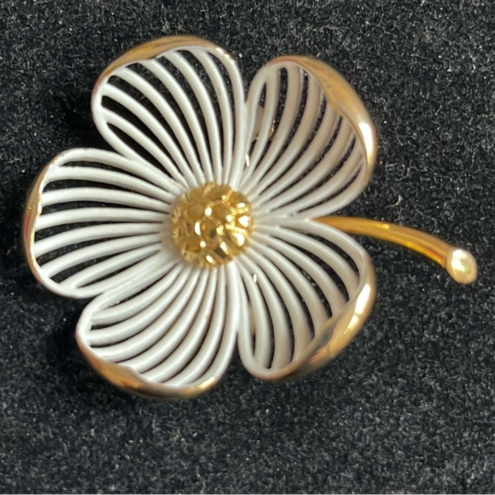Monet Signed Vintage White Flower With Gold Tone Detailing Brooch. MA
